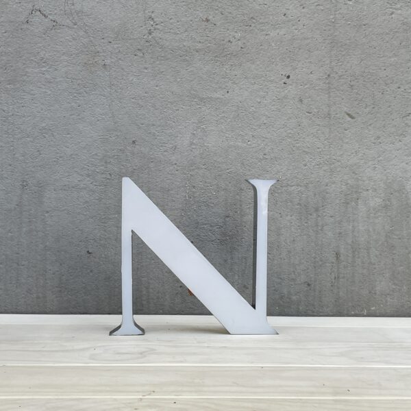 Buchstabe N  – metallisch